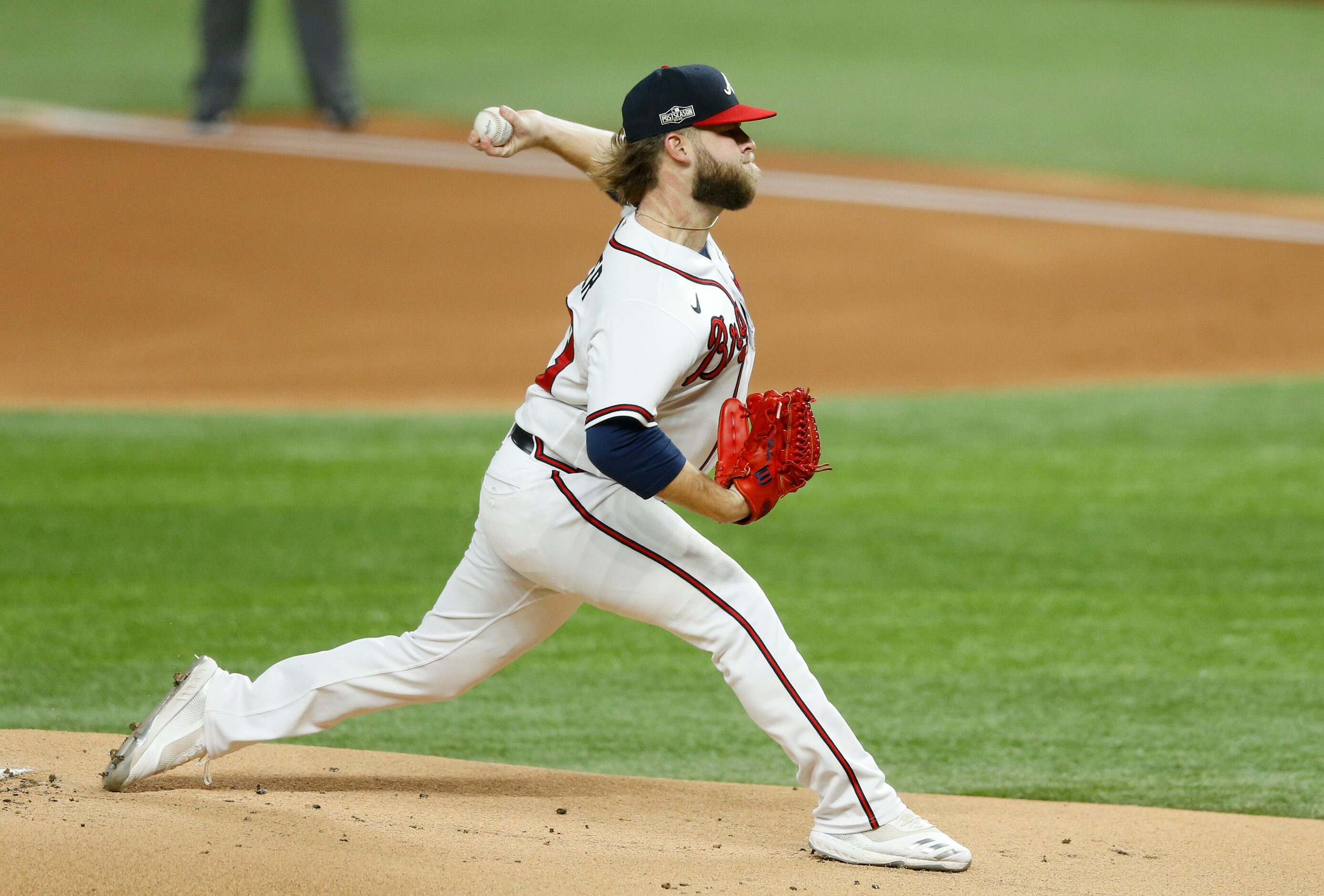 Atlanta Braves relief pitcher A.J. Minter (33) pitches against the Los Angeles Dodgers...