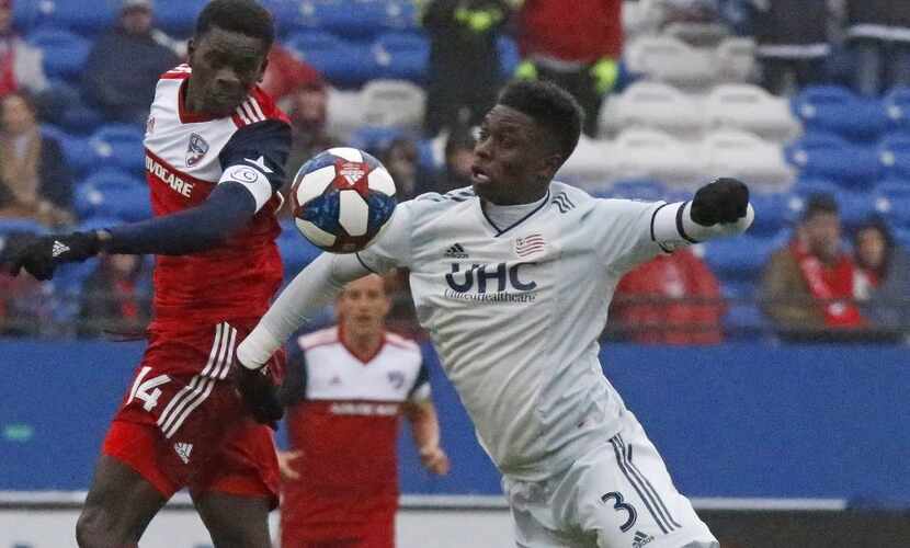 El FC Dallas, donde milita Dominique Badji (14), enfrentó al New England Revolution en el...