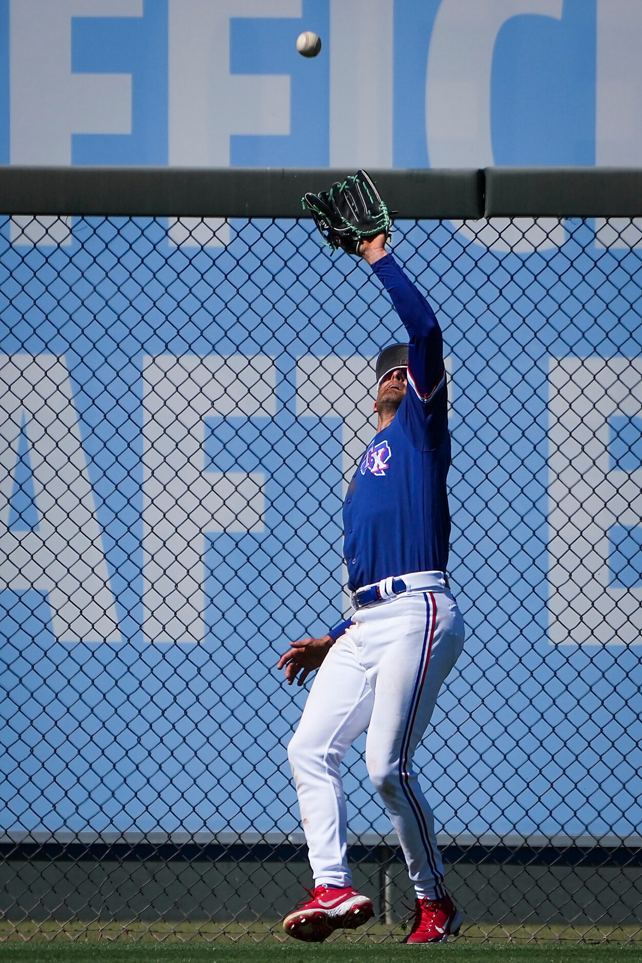 Texas Rangers outfielder Brad Miller makes a catch on a fly ball off the bat of Los Angeles...