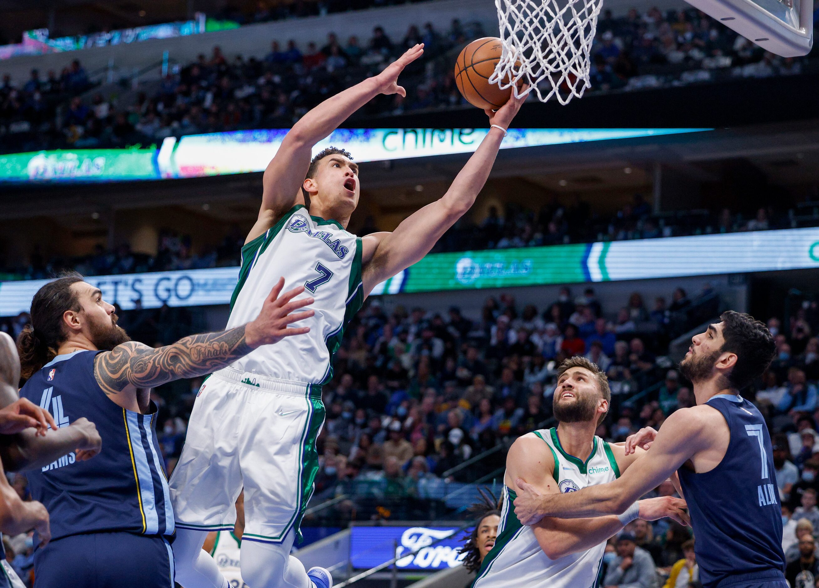 Dallas Mavericks center Dwight Powell (7) attempts a layup in front of Memphis Grizzlies...