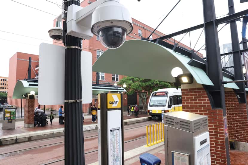 Hay alrededor de 7,000 cámaras de vigilancia en el sistema DART.  En la estación de West End...