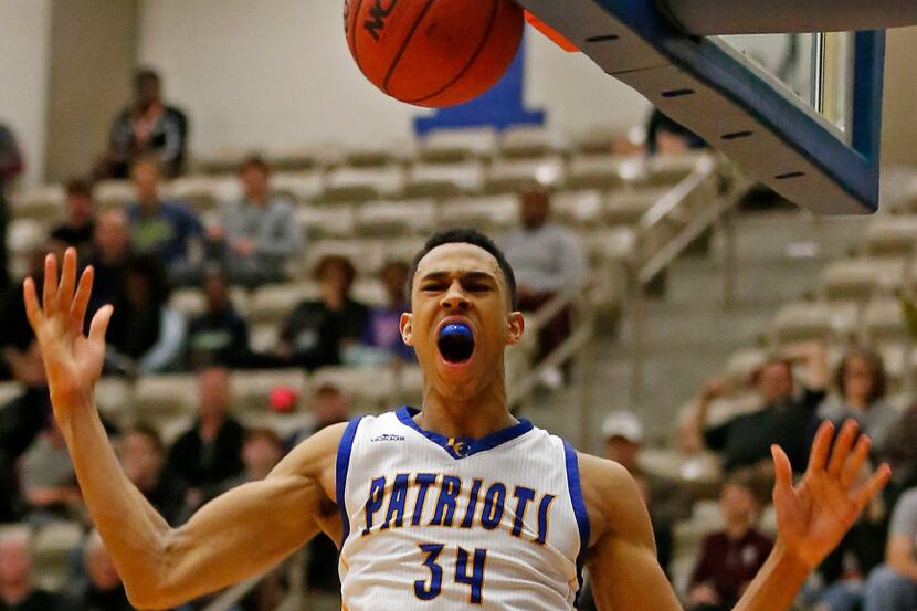 Lakeview Centennial's Zhaire Smith (34) reacts after dunking the ball in the second half...