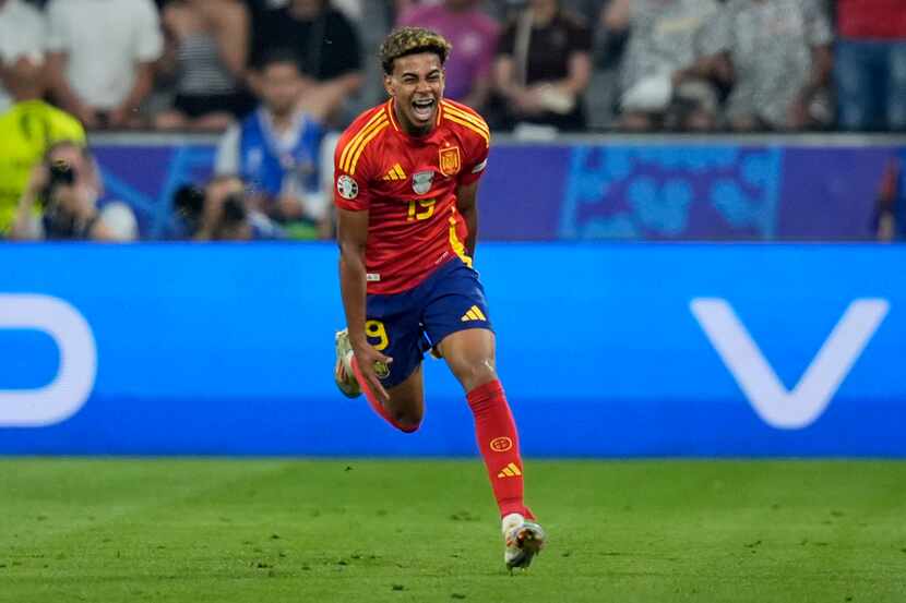 El español Lamine Yamal festeja tras anotar el primer tanto ante Francia en la semifinal de...
