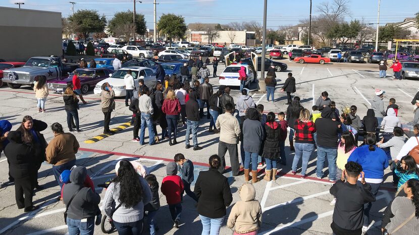 La entrega de regalos se llevó a cabo en el estacionamiento de Trinity River Mission en West...