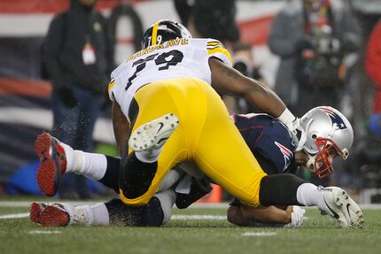 El defensivo de los Steelers de Pittsburgh, Javon Hargrave (#79), en una captura al mariscal...