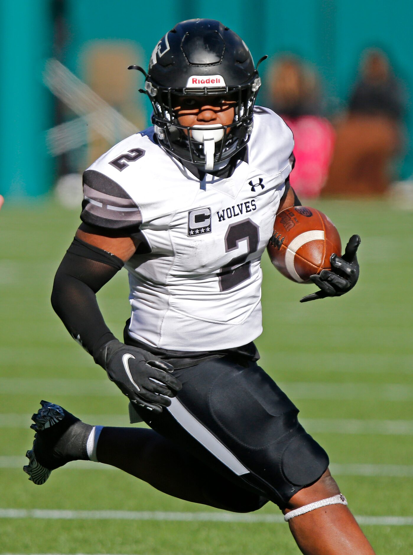 Mansfield Timberview High School running back Deuce Jones (2) carrie the football in the...