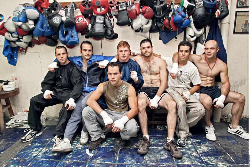 Saúl 'Canelo' Álvarez ( al centro) y sus seis hermanos pelearon en la misma cartelera en una...