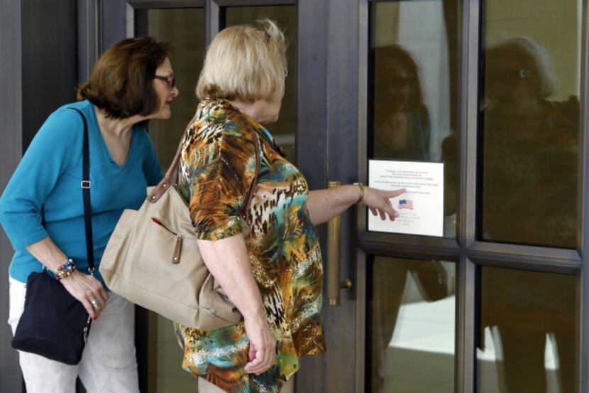 Carole Daniel (left) of Dallas and sister Sharon Loomis of Georgia arrived Tuesday at the...