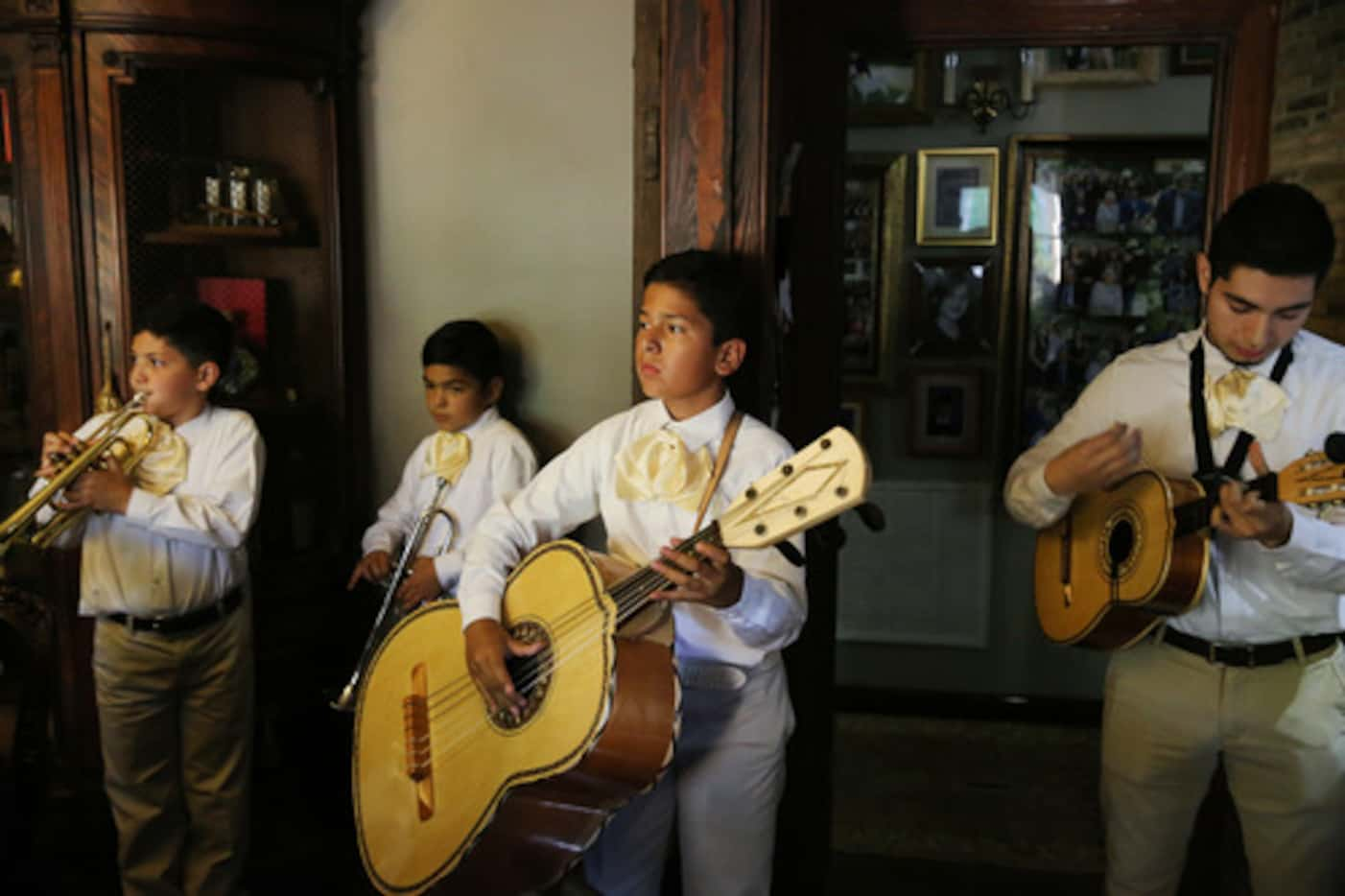 
				Mariachi juvenil recauda fondos para comprar sus trajes dando serenatas a las madres....