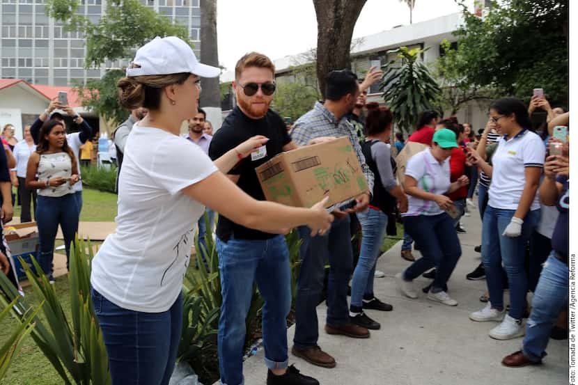 Saúl Álvarez acudió al DIF Jalisco para hacer una donación de dos camiones repletos de...