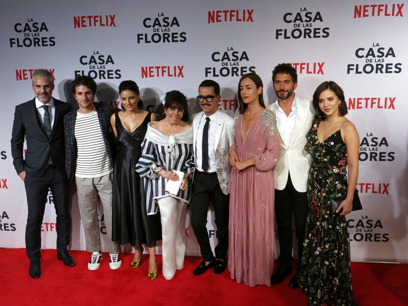 El elenco y el director de “La Casa de las Flores” posan en la alfombra roja de la serie de...