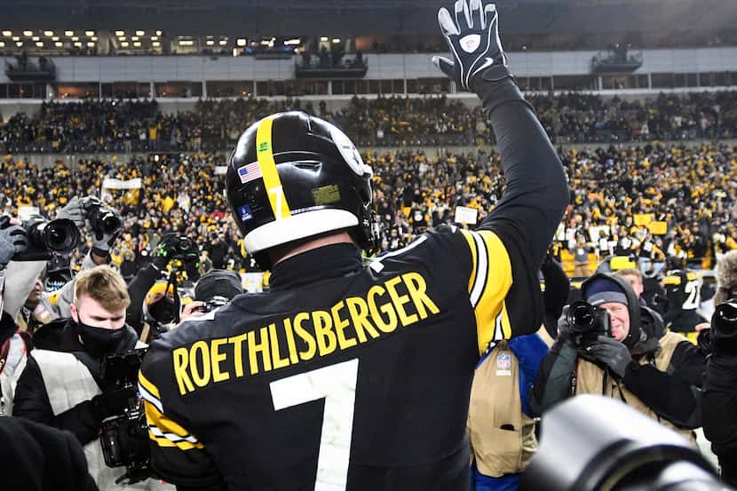 Pittsburgh Steelers quarterback Ben Roethlisberger (7) waves to fans before he leaves the...