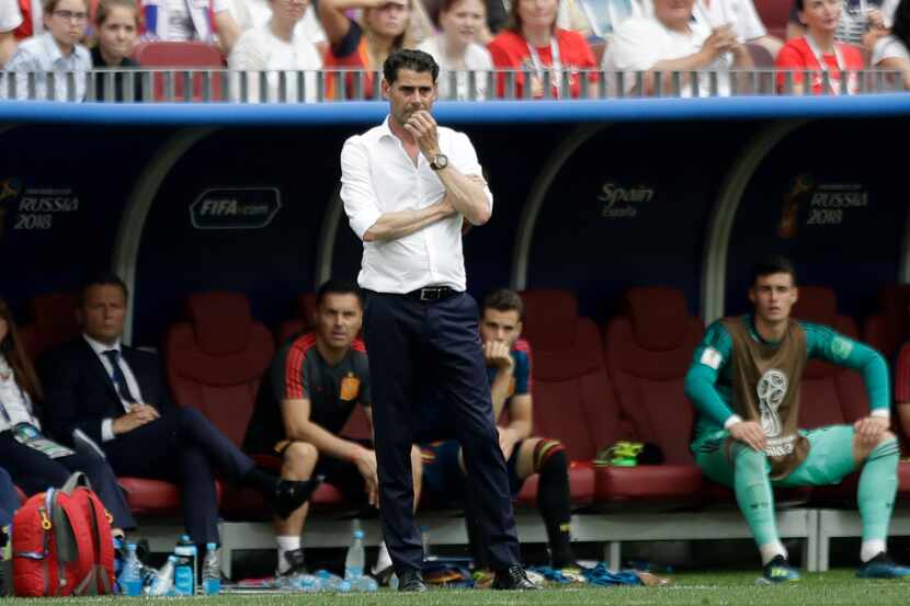 El técnico de España Fernando Hierro durante el partido contra Rusia en los octavos de final...