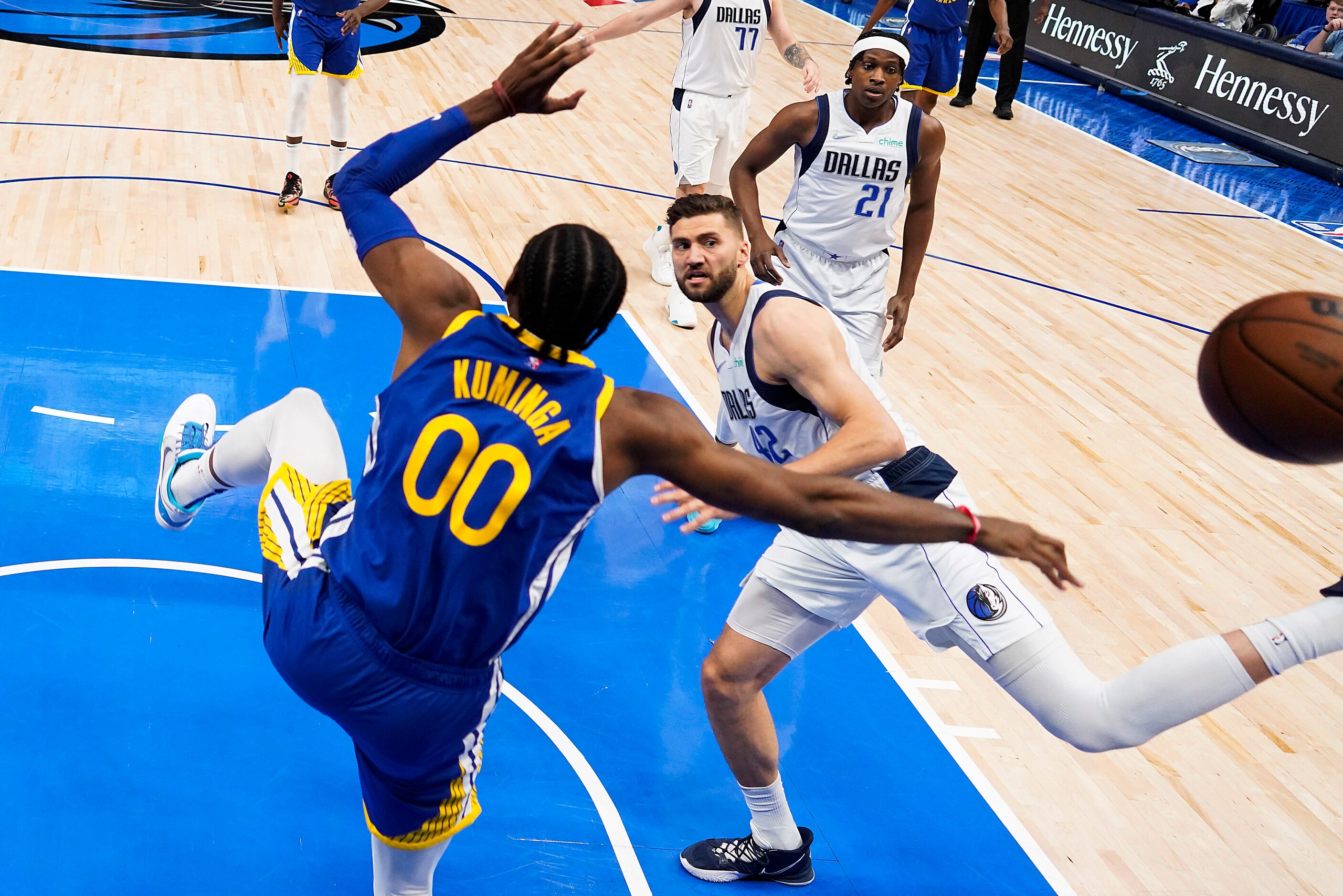 Golden State Warriors forward Jonathan Kuminga (00) is fouled by Dallas Mavericks forward...