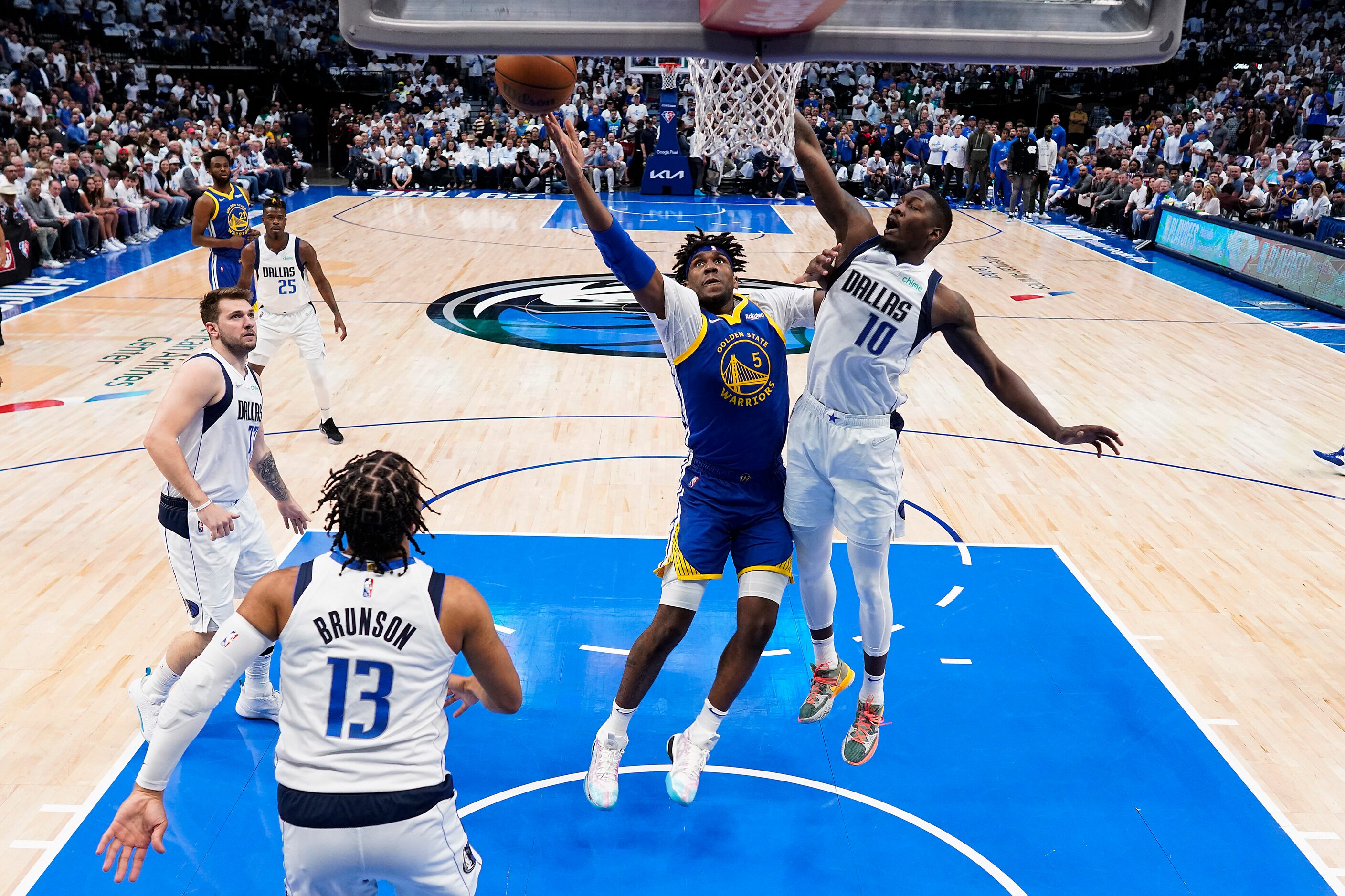 Golden State Warriors center Kevon Looney (5) scores past Dallas Mavericks forward Dorian...