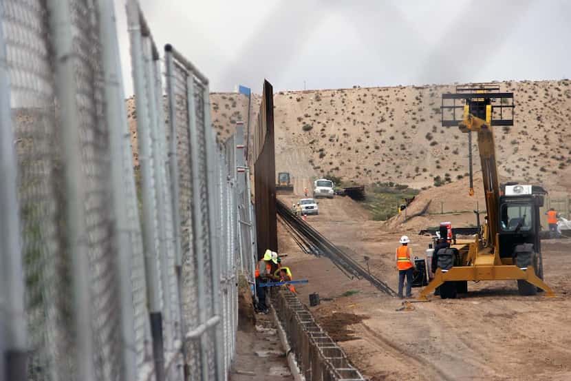 Trabajadores reemplazan la cerca fronteriza con una nueva a la altura de Ciudad Juárez y El...