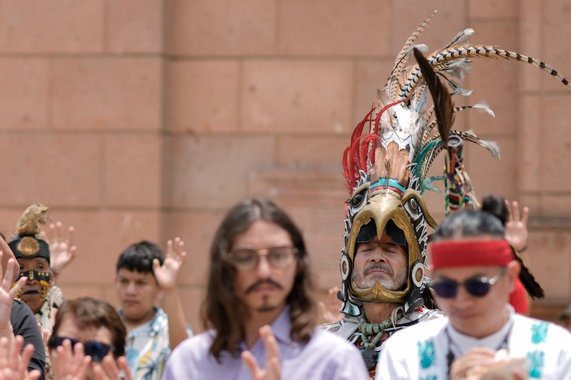 Residentes y miembros de una organización indígena conmemoran el 503 aniversario de la caída...