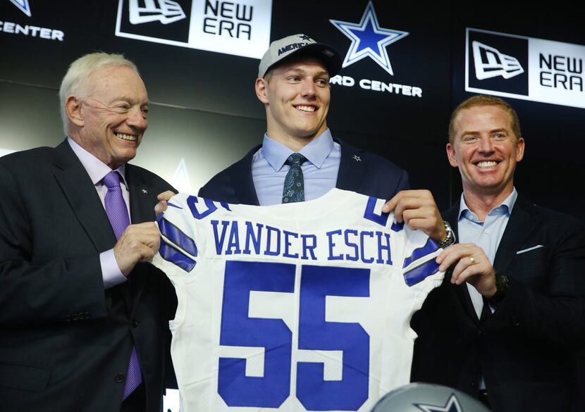 From left: Cowboys owner Jerry Jones, Boise State linebacker Leighton Vander Esch and head...