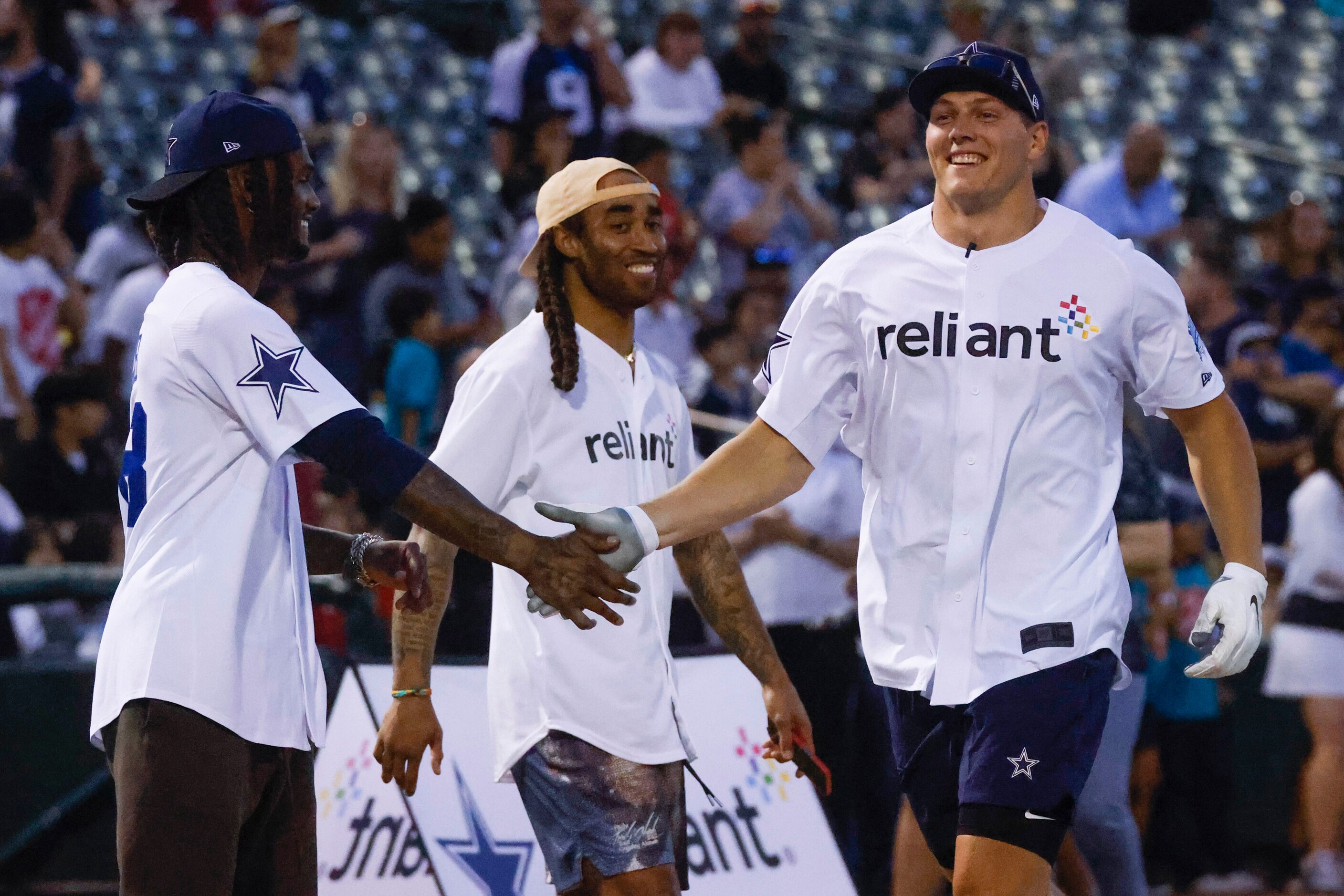 Dallas Cowboys linebacker Leighton Vander Esch (right) celebrates with wide receiver CeeDee...