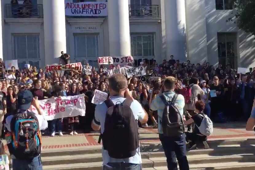 Alumnos de la Preparatoria Berkeley en California protestan en contra del presidente electo...