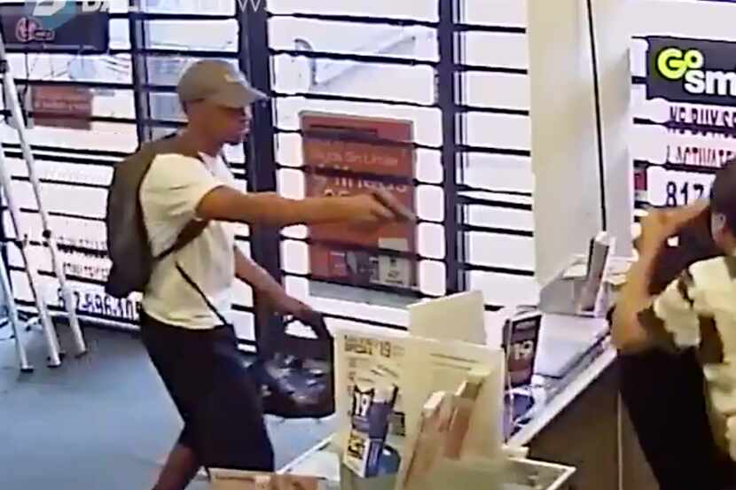 Dos ladrones forcejearon con empleados en una tienda de celulares en Arlington.
