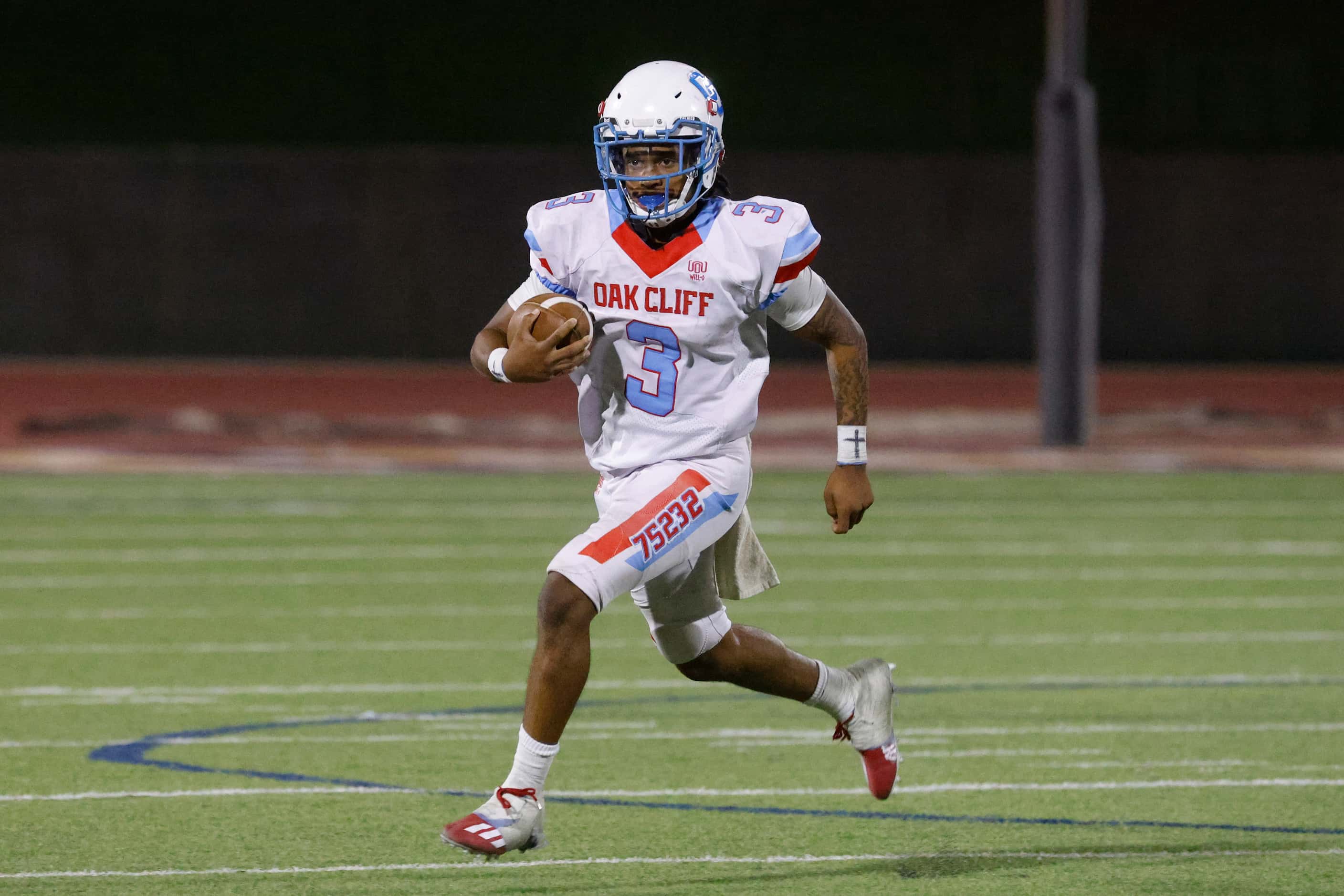Carter high’s QB Quaylon Robinson throws against Kimball high during the second half of a...