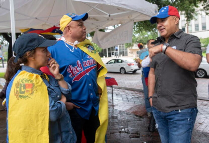 Jennifer Zabala (izq.) y su esposo Honorio llegaron a la protesta en Ferris Plaza pese a la...