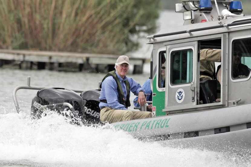 El senador de Texas, John Cornyn, en un viaje en un bote de la Patrulla Fronteriza en el Rio...