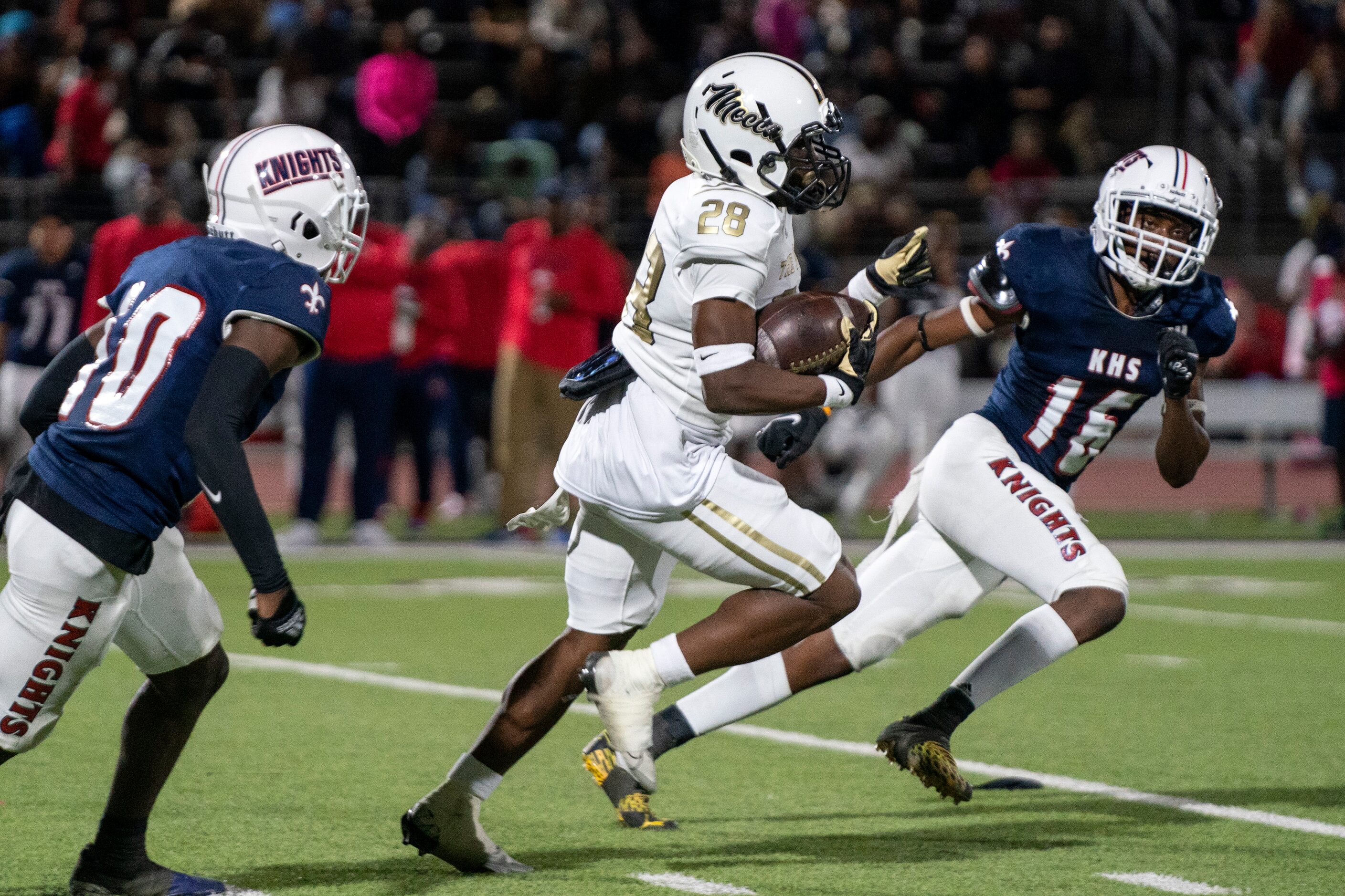 South Oak Cliff senior running back Izale Williams (28) breaks away from Kimball senior...