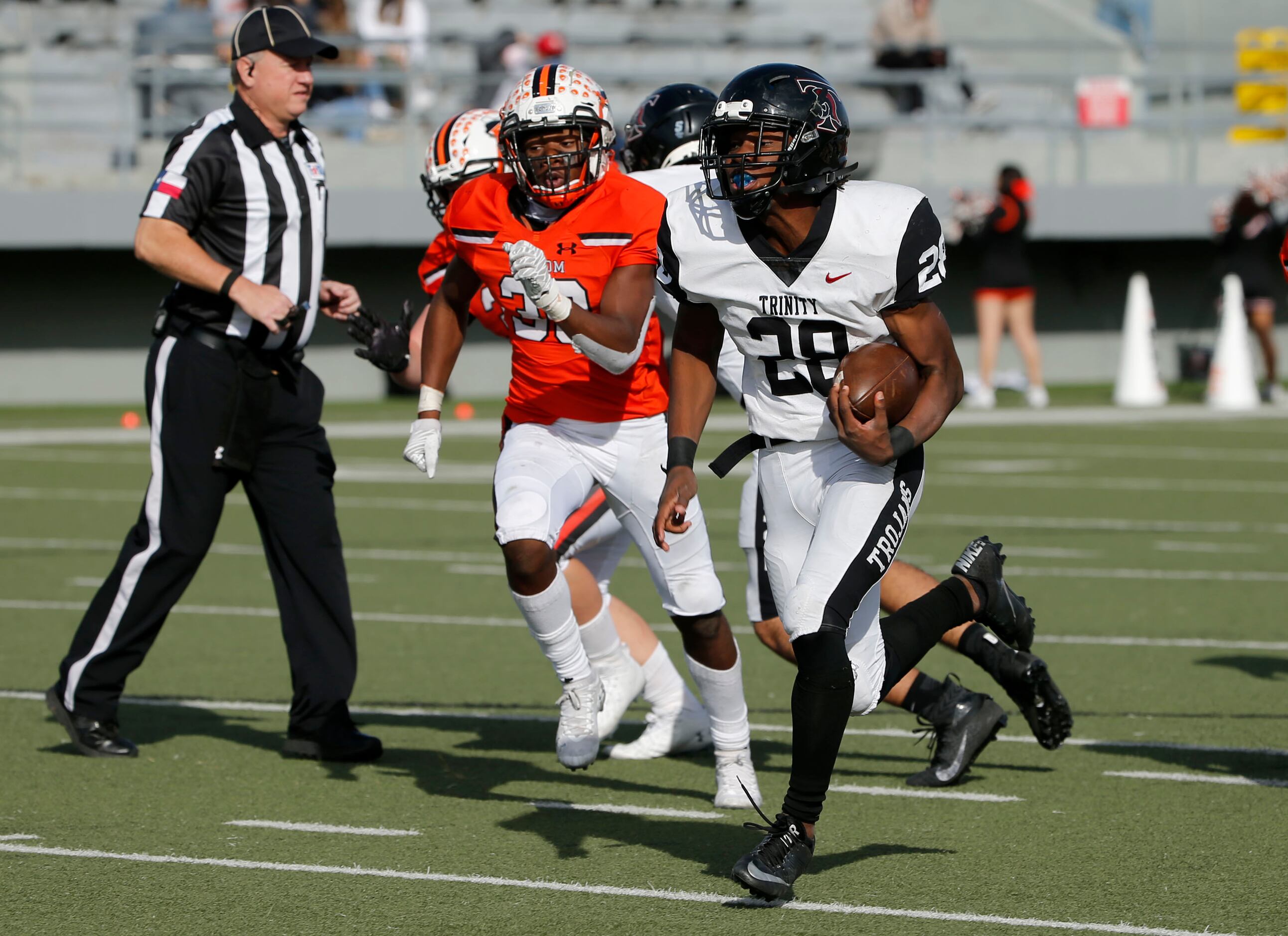 Euless Trinity running back Gary Maddox (28) runs for a touchdown against Haltom during...