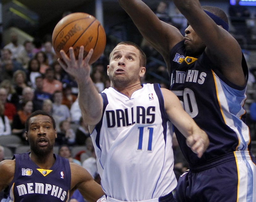 Mavericks point guard Jose Juan Barea (11) shoots a layup in front of Grizzlies power...