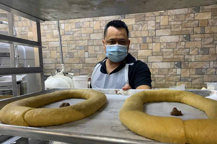 José Luis Hernández, uno de tres socios de Latinos Bakery, en Garland, que optaron por abrir...