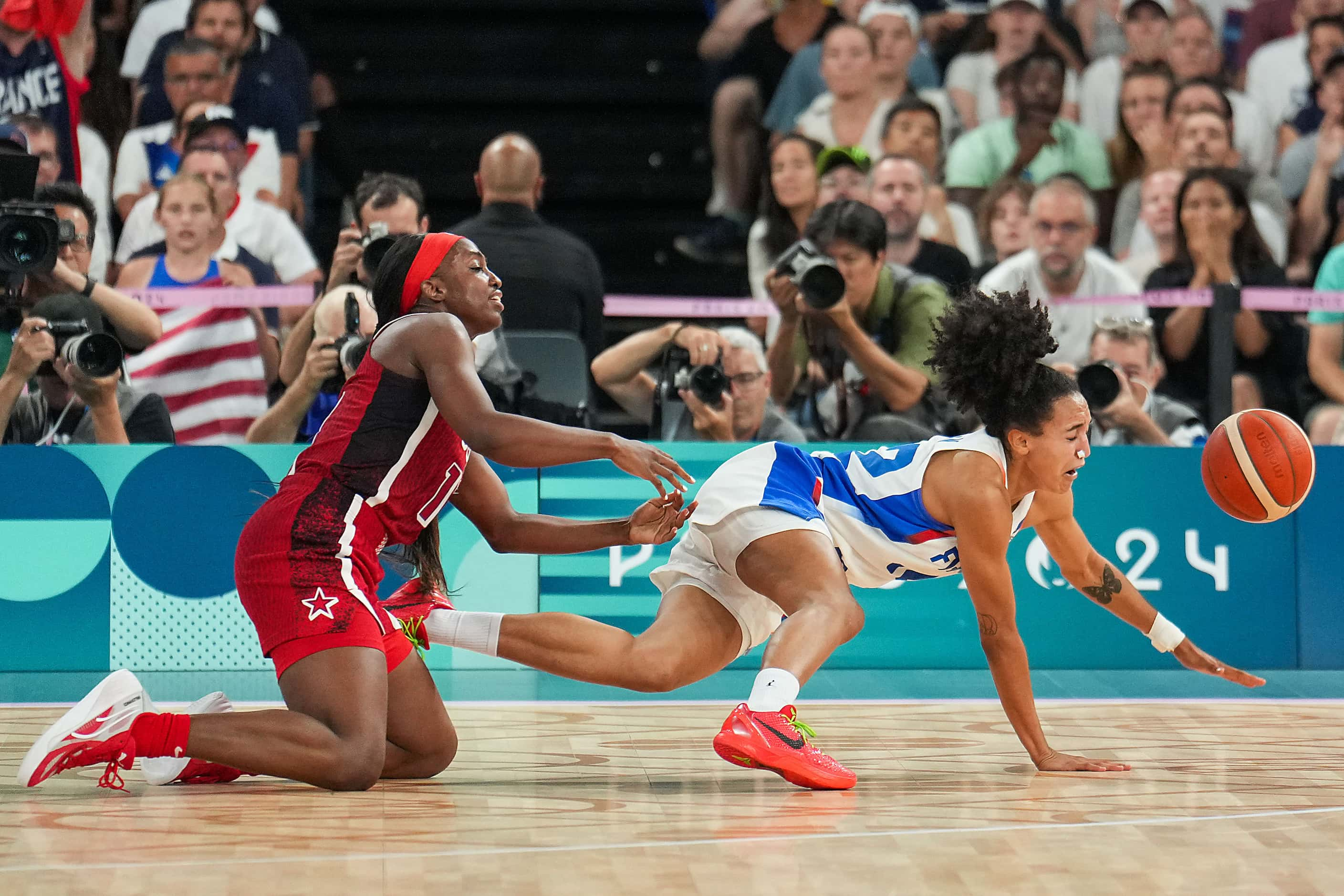 Leila Lacan (42) of France and Jackie Young (13) of the United States scramble for a loose...