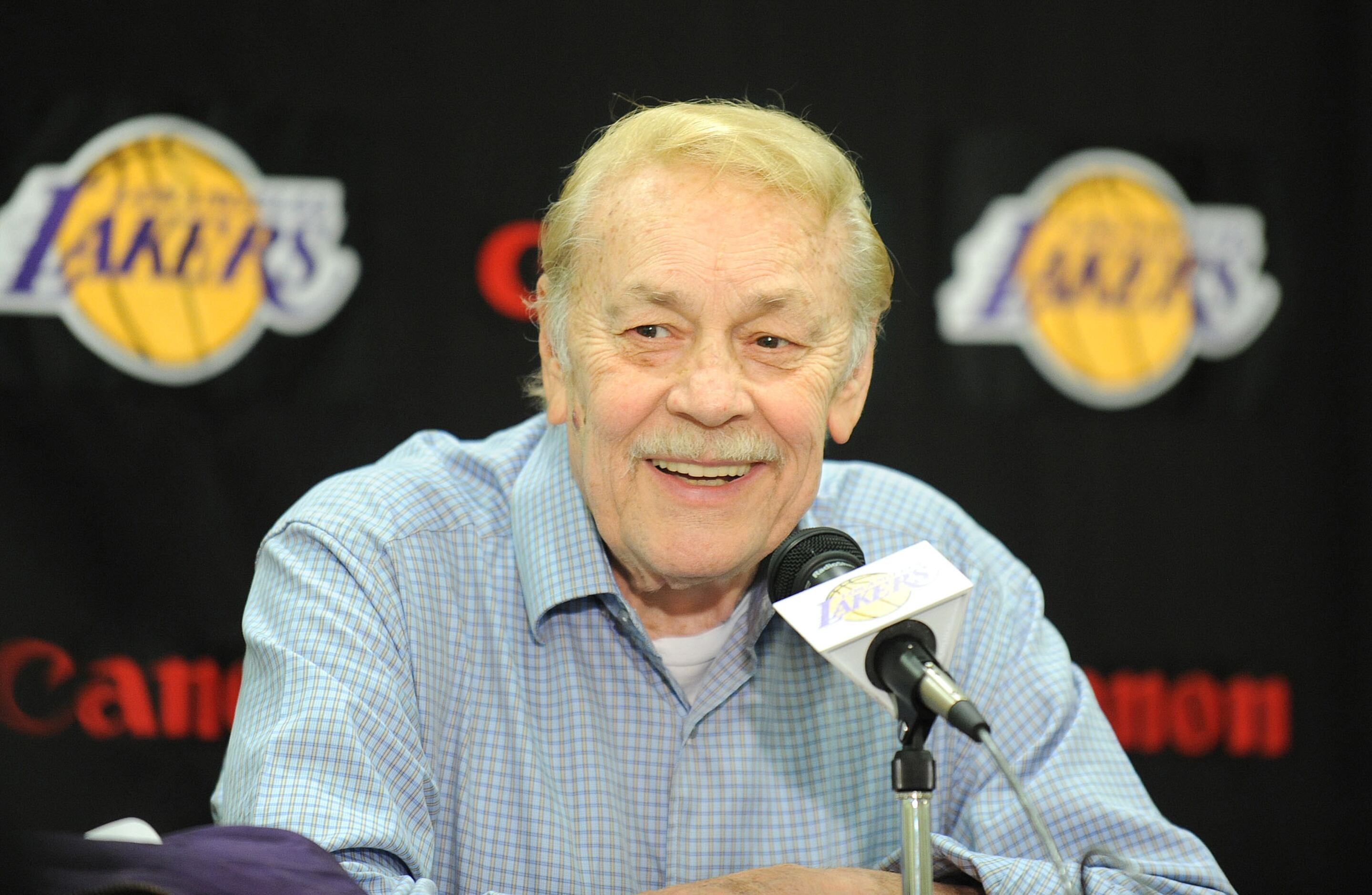 This Day In Lakers History: Chick Hearn Becomes First Broadcaster Inducted  Into Basketball Hall Of Fame