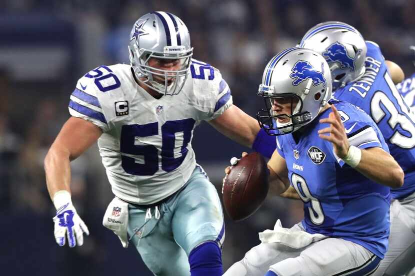 ARLINGTON, TX - DECEMBER 26: Sean Lee #50 of the Dallas Cowboys closes in on Matthew...