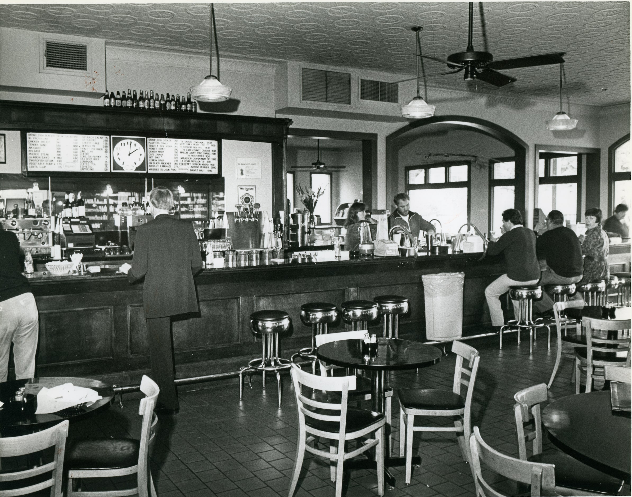 Sunday patrons savor the Stoneleigh P's bar food in this 1982 photo.