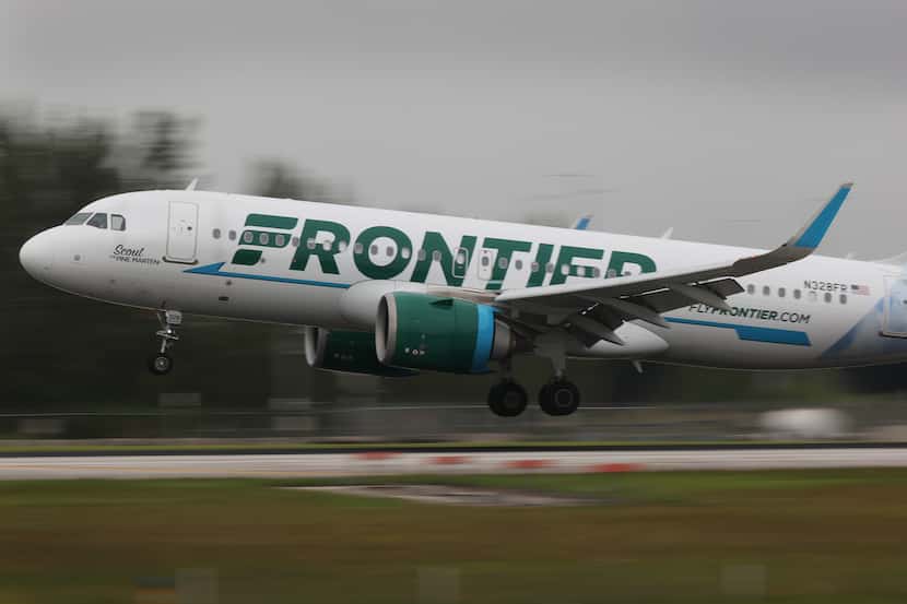 En esta fotografía de archivo del 16 de junio de 2021, se ve a un avión de Frontier Airlines...