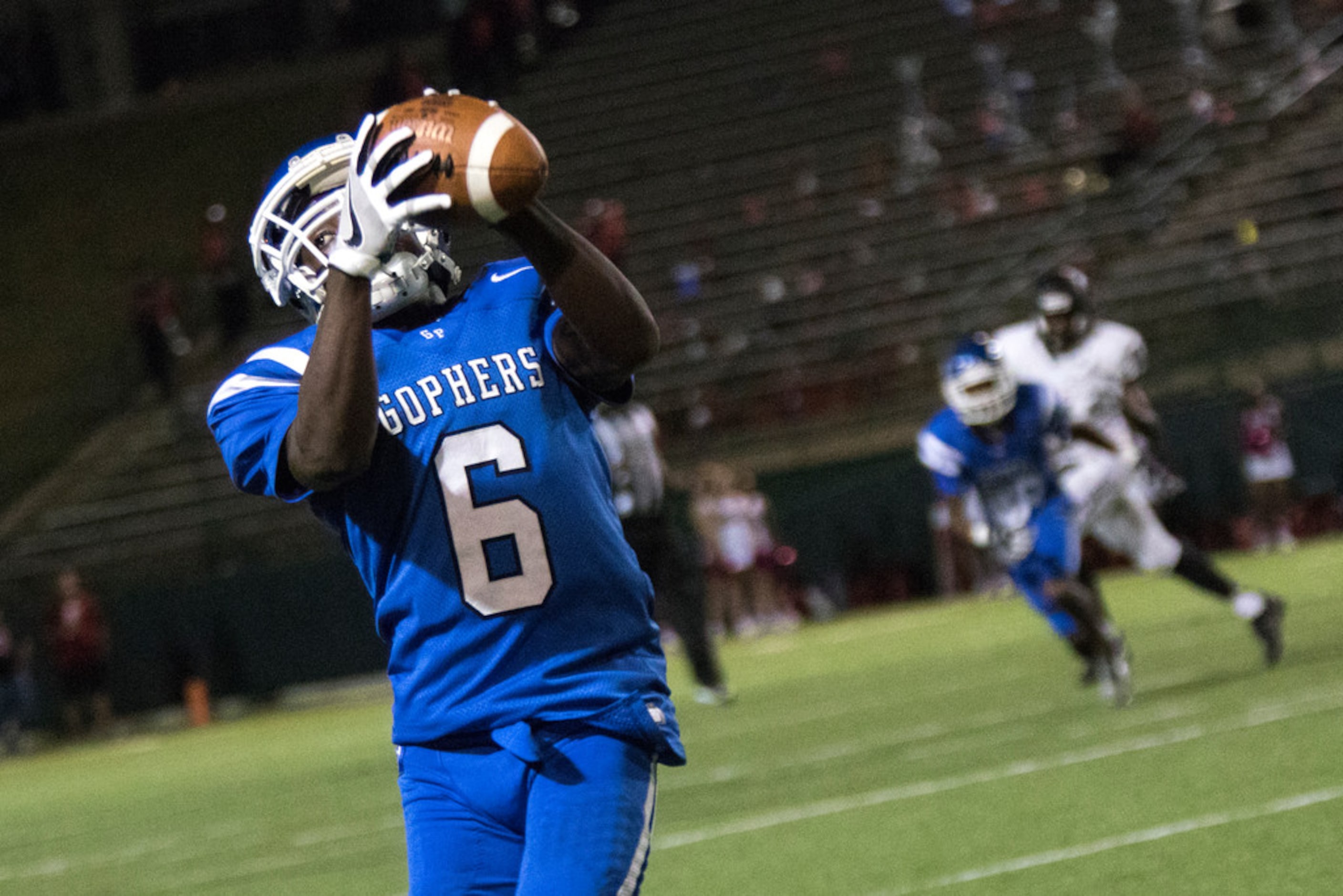 Grand Prairie running back Tylexis Straughter (6) catches a pass during a District 7-6A...