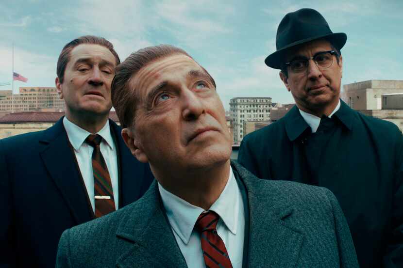 En esta imagen difundida por Netflix, de izquierda a derecha, Robert De Niro, Al Pacino y...