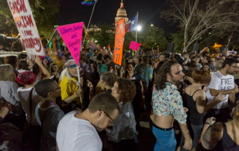 Simpatizantes de la comunidad LGBT participaron de un baile al pie de la mansión del...