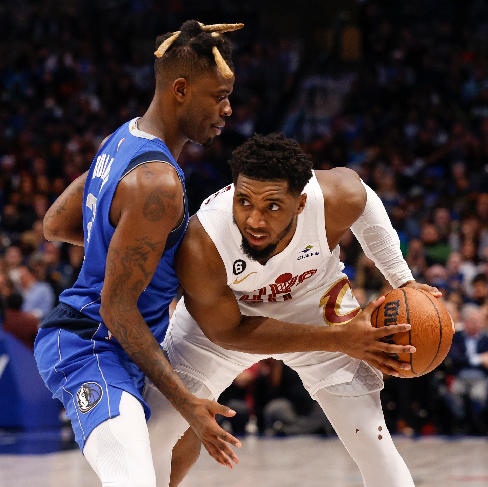 Dallas Mavericks guard McKinley Wright IV (25) defends Cleveland Cavaliers guard Donovan...