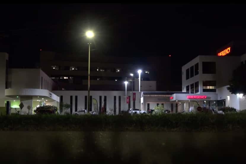 Un pequeño murió durante un asalto a sus padres afuera de un hospital en Fort Worth, cerca...