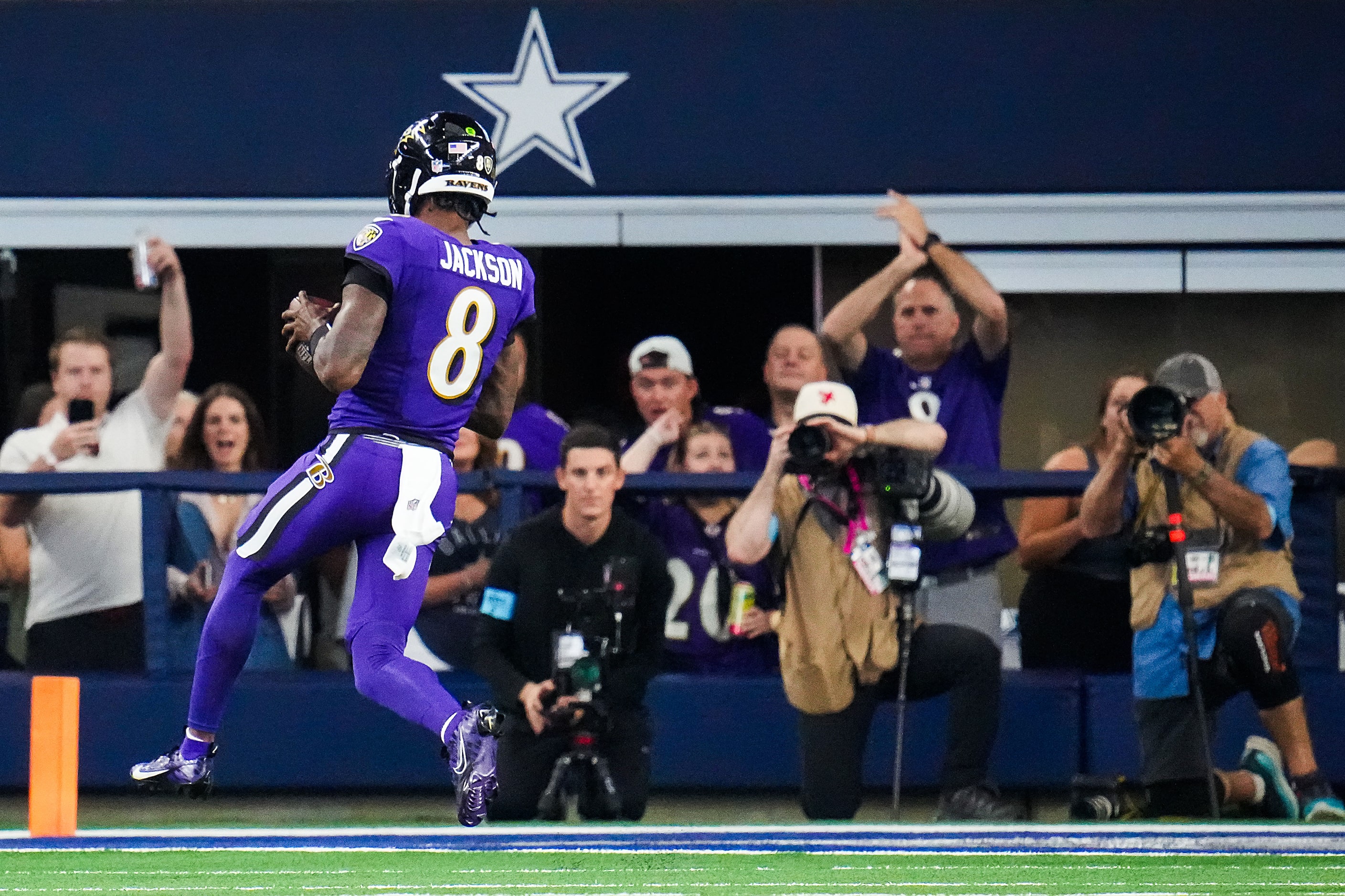 Baltimore Ravens quarterback Lamar Jackson (8) scores untouched on a touchdown run during...