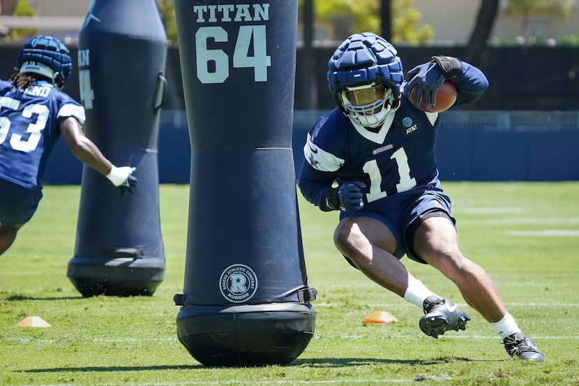 Dallas Cowboys linebacker Micah Parsons (11) participates in a drill during a training camp...