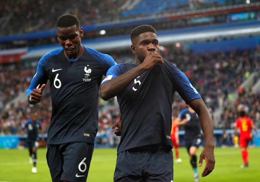 Samuel Umtiti (der.) celebra su gol para Francia. Foto AP