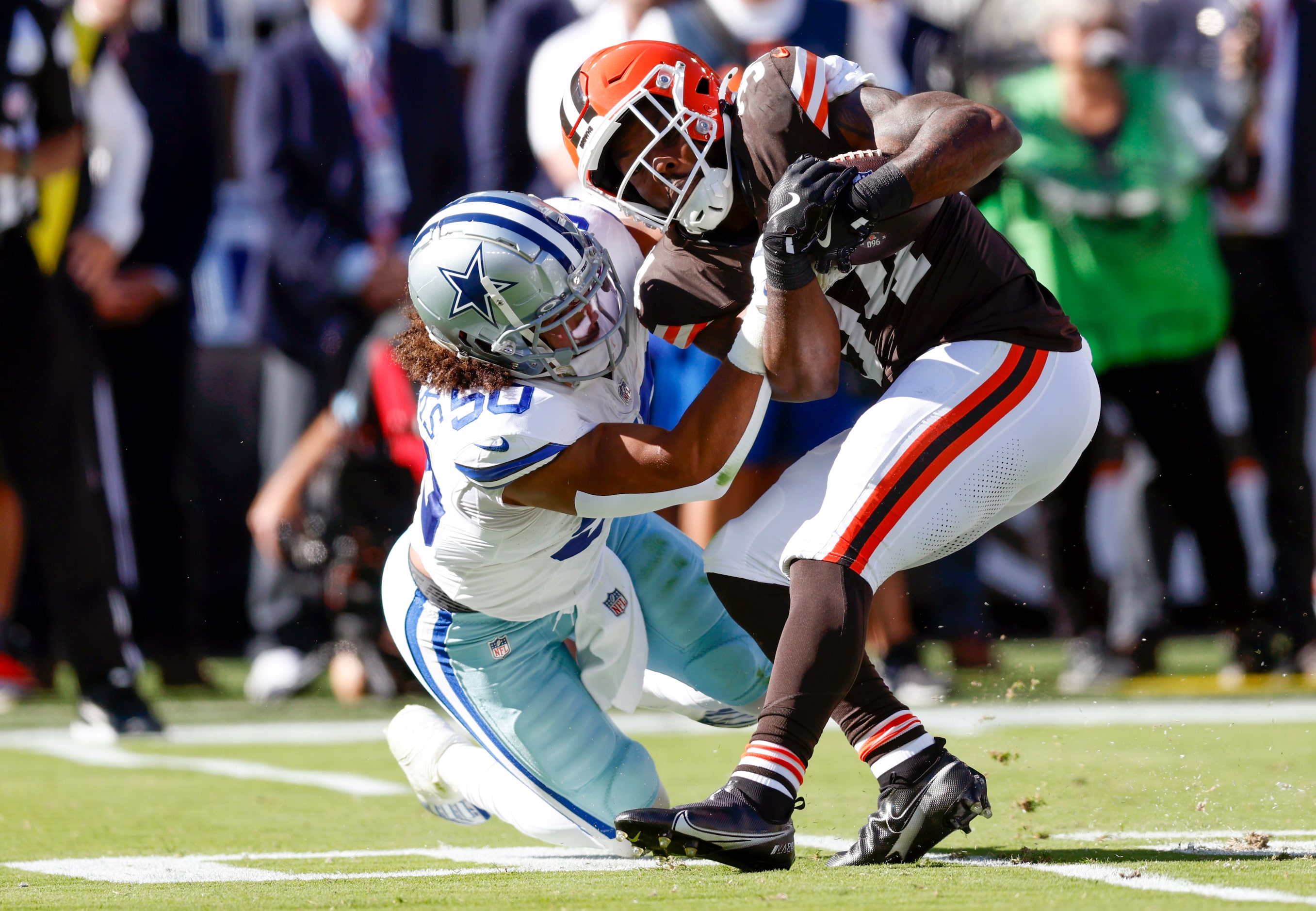 Dallas Cowboys linebacker Eric Kendricks (50) tackles Cleveland Browns running back Jerome...