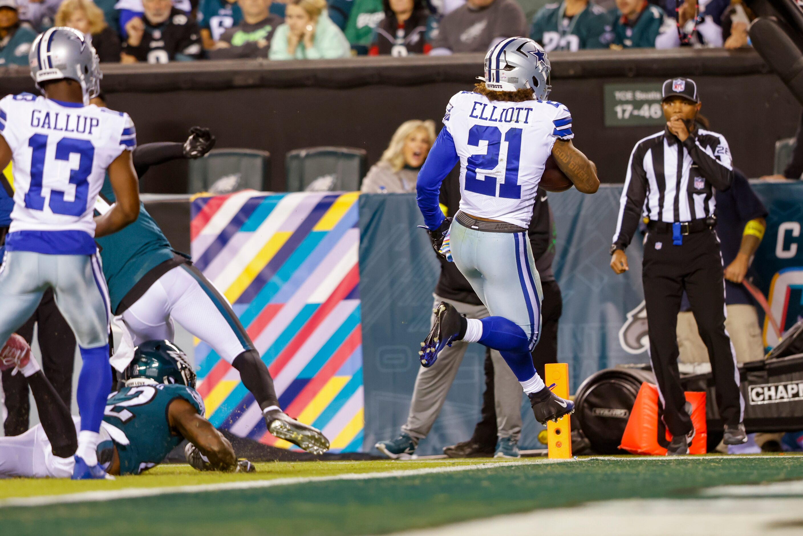 Dallas Cowboys running back Ezekiel Elliott (21) runs into the end zone during the third...