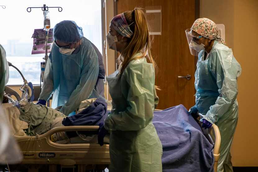 Personal médico del Hospital Parkland atiende a un paciente de covid-19 intubado. En las...