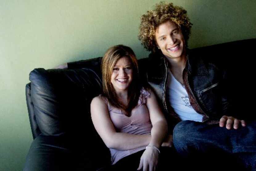 American Idol winner Kelly Clarkson and co-star Justin Guarini in 2003.