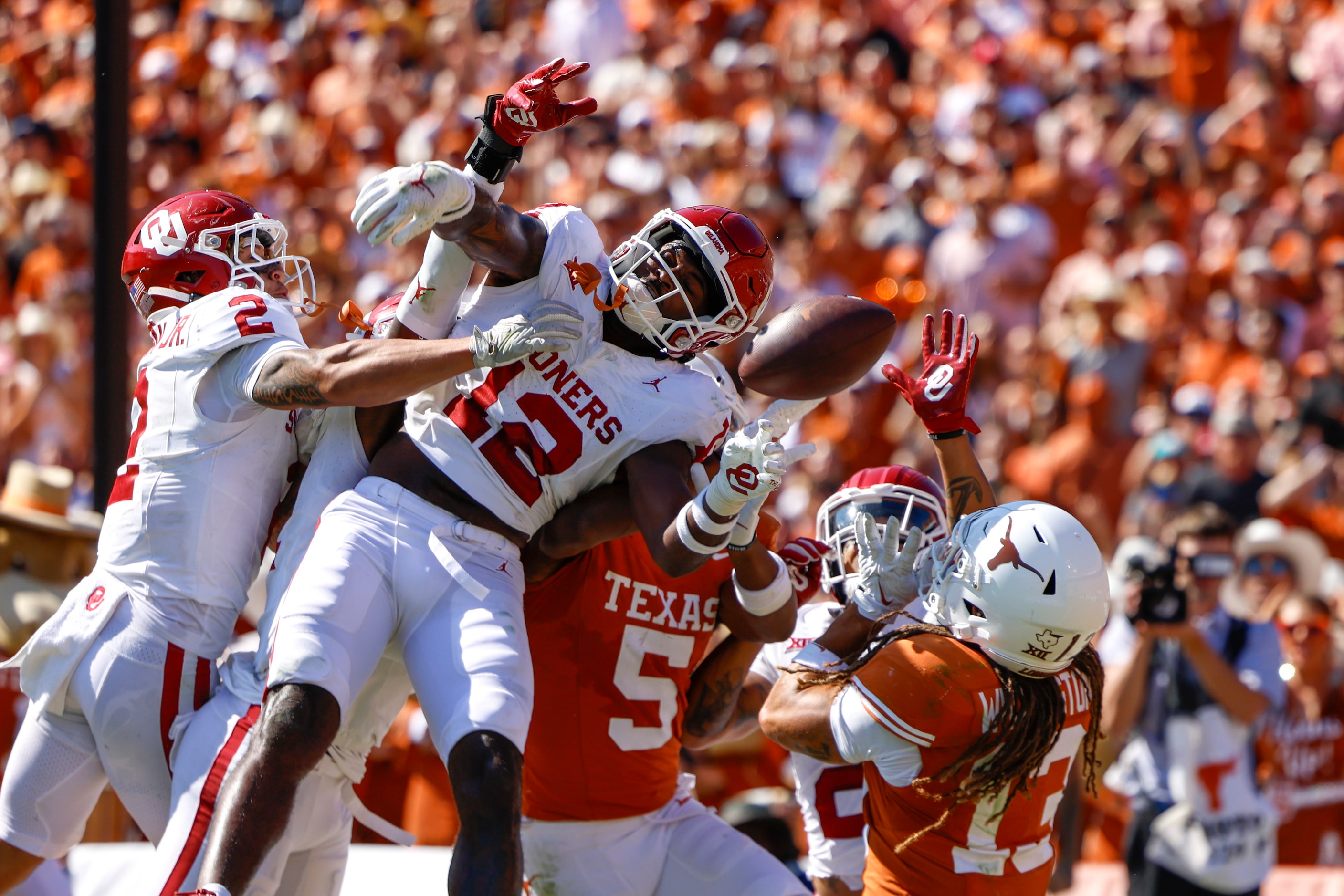 Oklahoma defensive back Key Lawrence (12) blocks the final touchdown throw towards Texas...